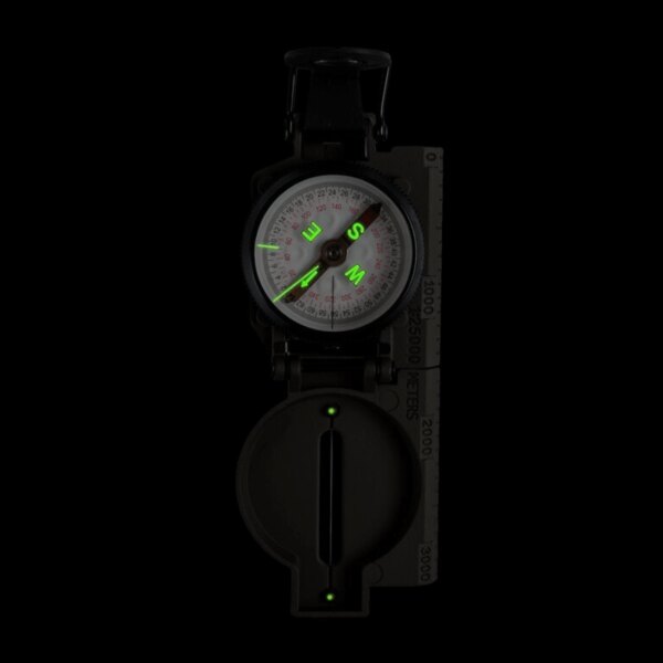 A Helikon-Tex® Kompas Ranger MK2 világító elemekkel az éjszakai tájékozódáshoz. Foto: Helikon-Tex, Rigad