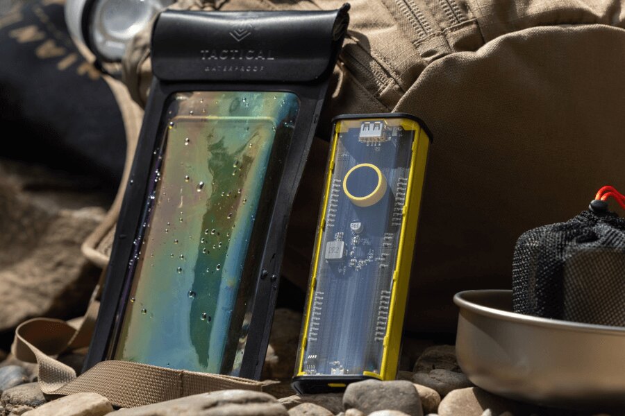 Powerbanka C4 Explosive Tactical® 9600 mAh és vízálló telefon tok kültéri használatra. Foto: Rigad