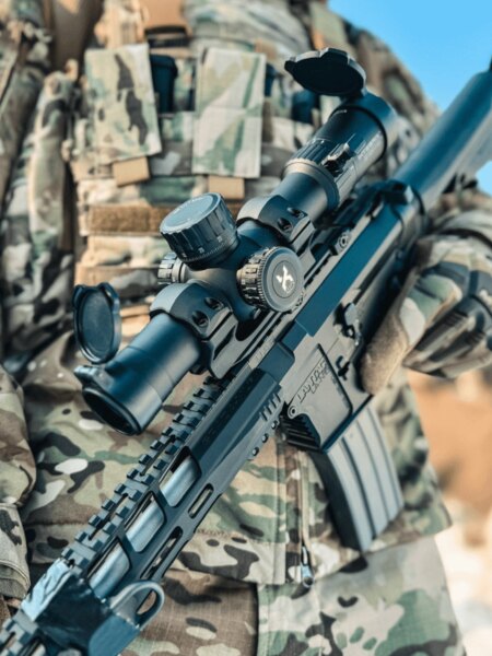 Vortex Optics távcső részletesen egy modern támadó puskán Picatinny sínre szerelve, álcázott lövész. Fotó: Rigad