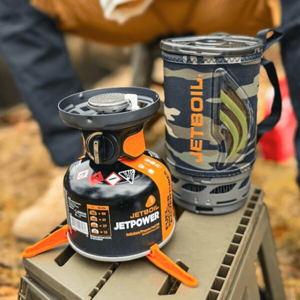 Jetboil főzőfej Jetpower patronnal és szigetelő edénnyel az alapon. Fotó: Rigad