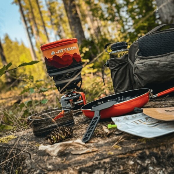 Jetboil kültéri főző serpenyővel és kiegészítőkkel az erdőben. Fotó: Rigad