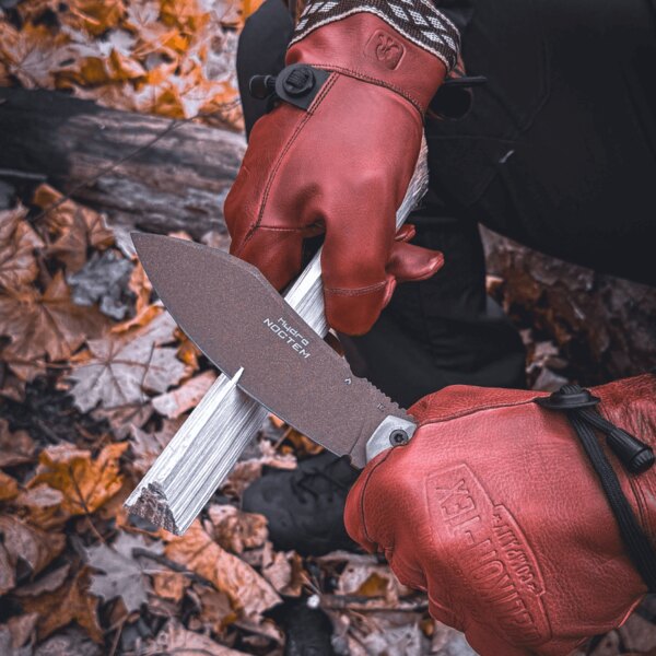 Késes munka Noctem Hydra Knives<sup>®</sup> bőr téli kesztyűben Woodcrafter Helikon-Tex<sup>®</sup>. Forrás: Rigad