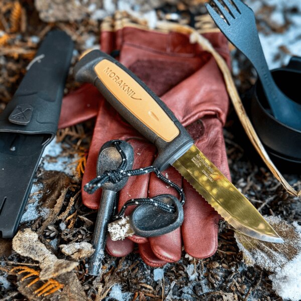 ROPE Morakniv<sup>®</sup> kés tűzkővel, kesztyűkkel és egyéb bushcraft felszereléssel. Forrás: Rigad