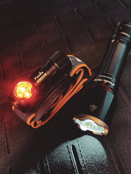 Fenix zseblámpák fekete, zöld és bronz változatban – LED modellek mindennapi használatra. Foto: Rigad