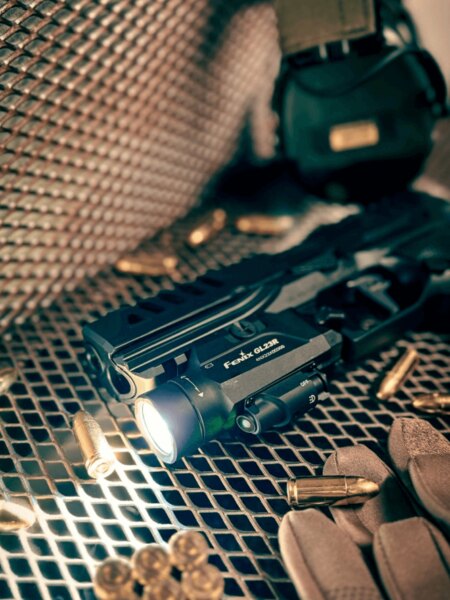 Fenix GL22R taktikai LED zseblámpa a fegyveren – ideális biztonsági és védelmi célokra. Foto: Rigad