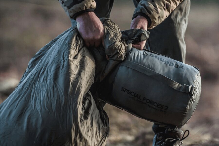 A Special Forces 2 Snugpak<sup>®</sup> hálózsák csomagolása védőtokba. Forrás: Rigad, Snugpak