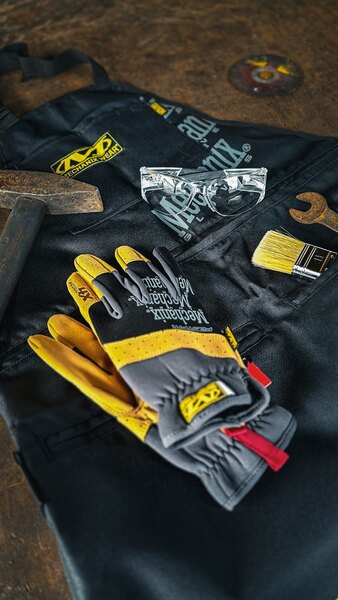 Mechanix Wear munkakesztyű a műhelyasztalon – tartós kesztyűk, amelyek alkalmasak láncok téli kezelésére, autómentésre és fagyos munkára. Foto: Rigad