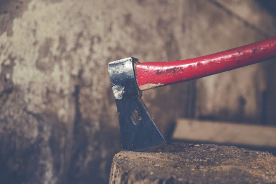 fejsze, piros. Forrás: https://www.pexels.com/cs-cz/foto/drevo-cervena-suchy-zed-203553/