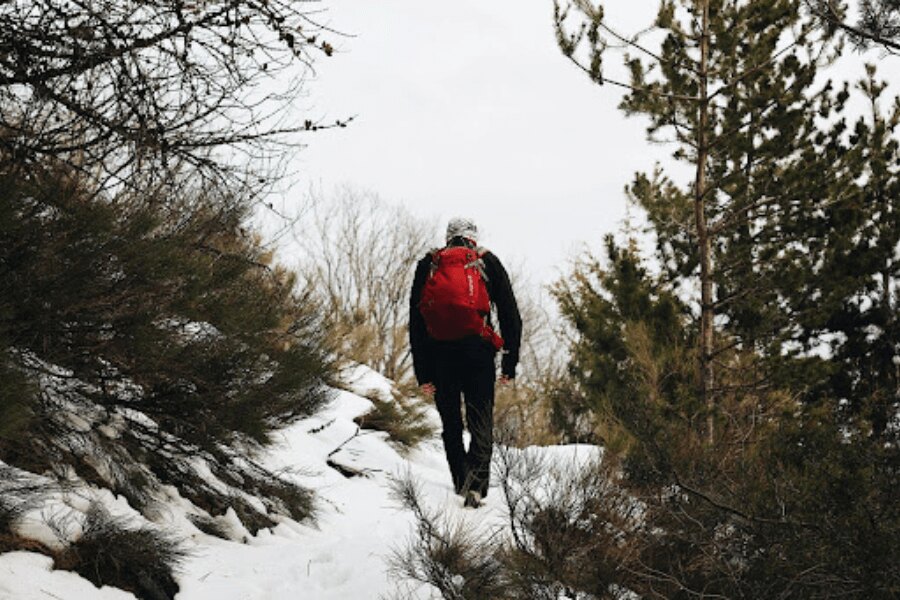 Férfi, tél, outdoor, piros hátizsák
