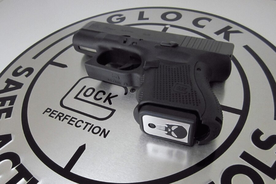 Glock pisztoly. Forrás: https://pixabay.com/cs/photos/zbra%C5%88-pistole-glock-glock-26-2102396/
