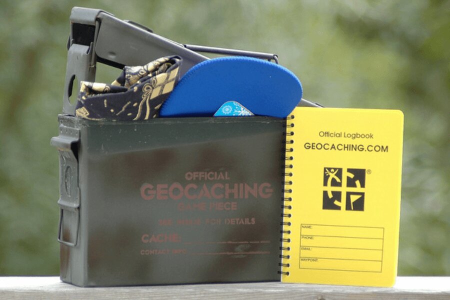 geocaching, fém geoláda. Forrás: https://commons.wikimedia.org/wiki/File:Geocaching_Container_-_Regular,_foto_Cache_Mania.jpg