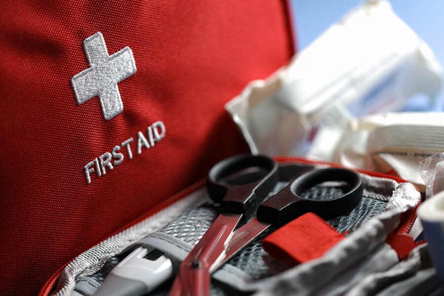 Elsősegélynyújtó készlet és orvosi olló. Forrás: https://commons.wikimedia.org/wiki/File:A-first-aid-kit.jpg
