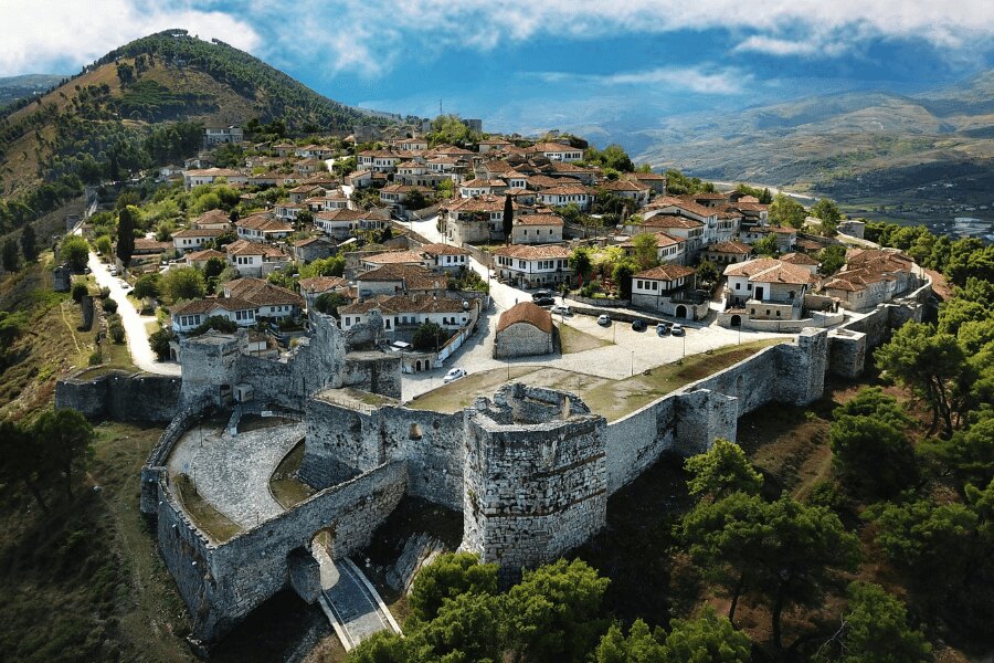 Albánia, Berat. Forrás: https://www.pexels.com/cs-cz/foto/krajina-kopec-cestovani-hrad-5987058/