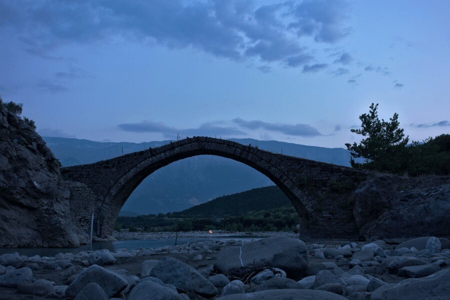 Albánia, Lengarica. Forrás: https://commons.wikimedia.org/wiki/File:River_Lengarica_with_Ura_e_Kadiut_and_Mount_Nem%C3%ABr%C3%A7ka_and_bonfire.jpg