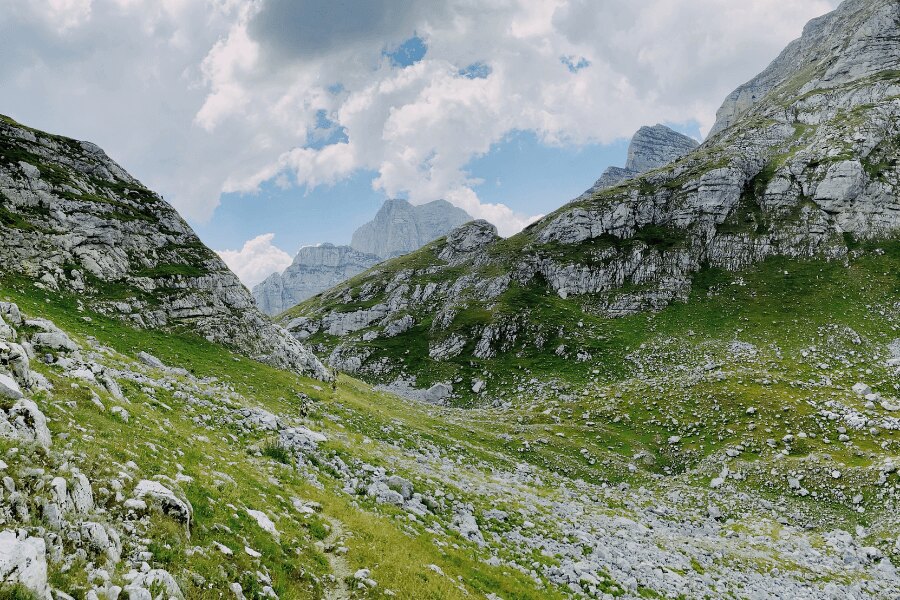 Prokletije-hegység, Albánia. Forrás: https://commons.wikimedia.org/wiki/File:The_Accursed_Mountains_03.jpg