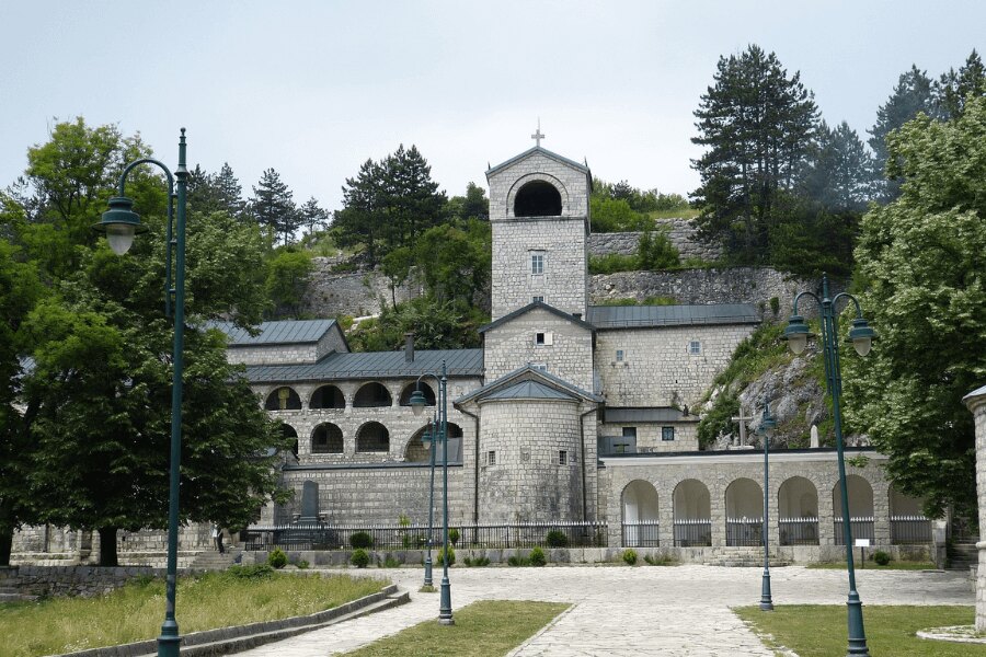 Fekete Hegyi, Cetinje. Forrás: https://pixabay.com/cs/photos/cetinje-%C4%8dern%C3%A1-hora-hlavn%C3%AD-m%C4%9Bsto-824518/
