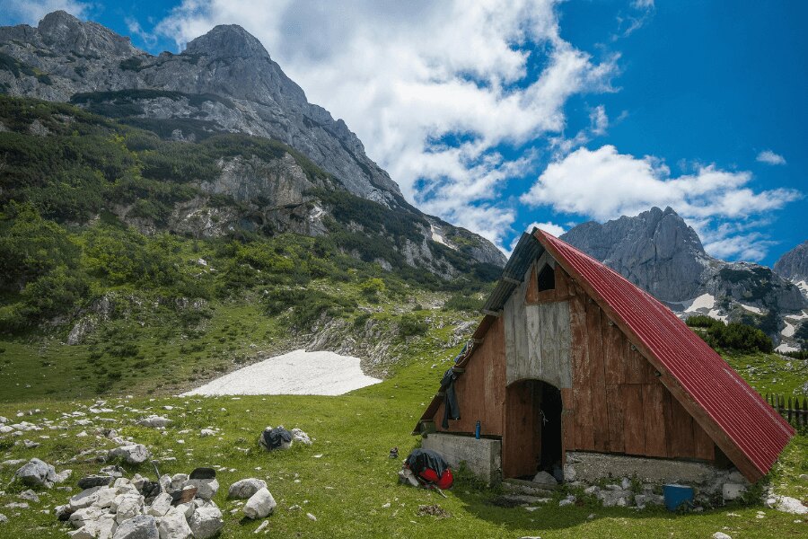 Montenegró, Durmitor. Forrás: https://www.pexels.com/hu-hu/foto/taj-hegy-haz-kunyho-3768736/