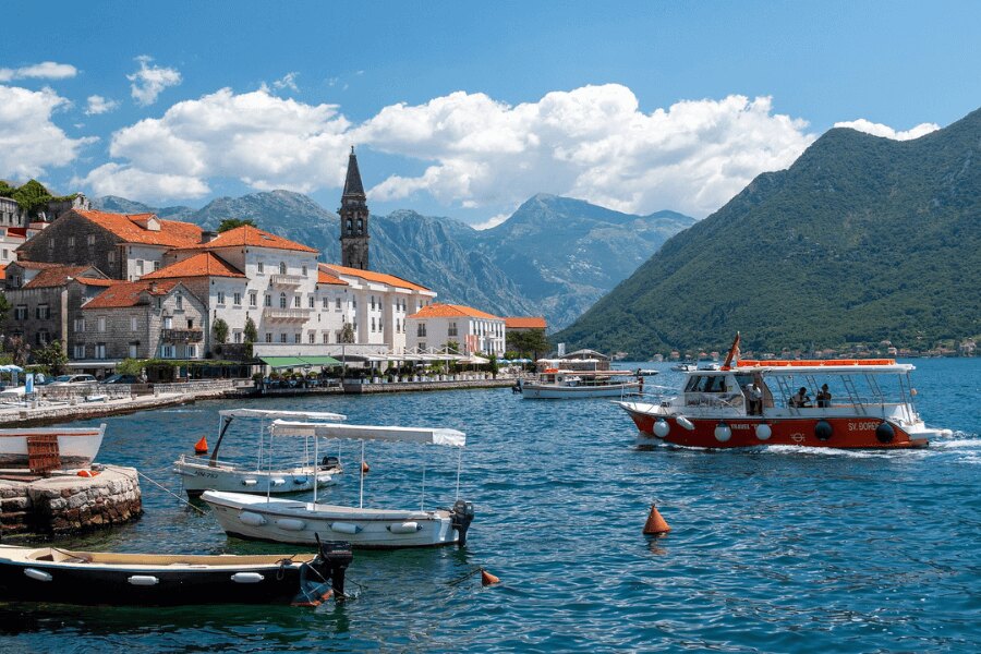 Fekete Hegység, Kotori-öböl. Forrás: https://pixabay.com/cs/photos/perast-mo%C5%99e-%C4%8dern%C3%A1-hora-lod%C4%9B-4613542/