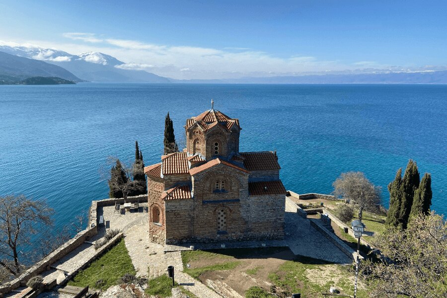 Észak-Macedónia, Ohrid. Forrás: https://www.pexels.com/cs-cz/foto/ptaci-perspektivy-letecka-fotografie-ortodoxni-cirkev-ohrid-10331426/