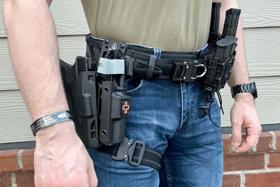 Magnetix Battle Belt Agilite Gear öv tokkal, pisztollyal és tárakkal. Forrás: agiliteinternational.com