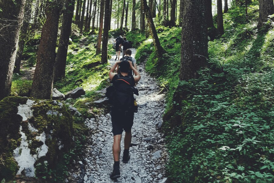 fiatalok a túraútvonalon, gyors túrázás. Forrás: https://www.pexels.com/cs-cz/foto/1194235/