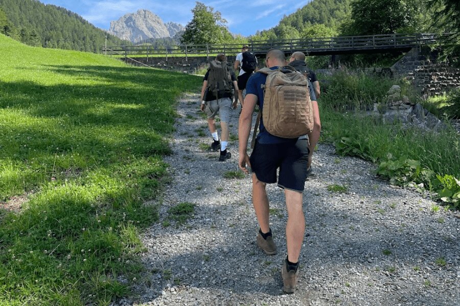 Hegyekben túrázók hátizsákkal. Forrás: Rigad