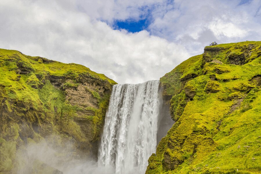 Laugavegur, Izland. Forrás: https://www.pexels.com/cs-cz/foto/island-priroda-vyznacny-bod-vodopad-3593202/
