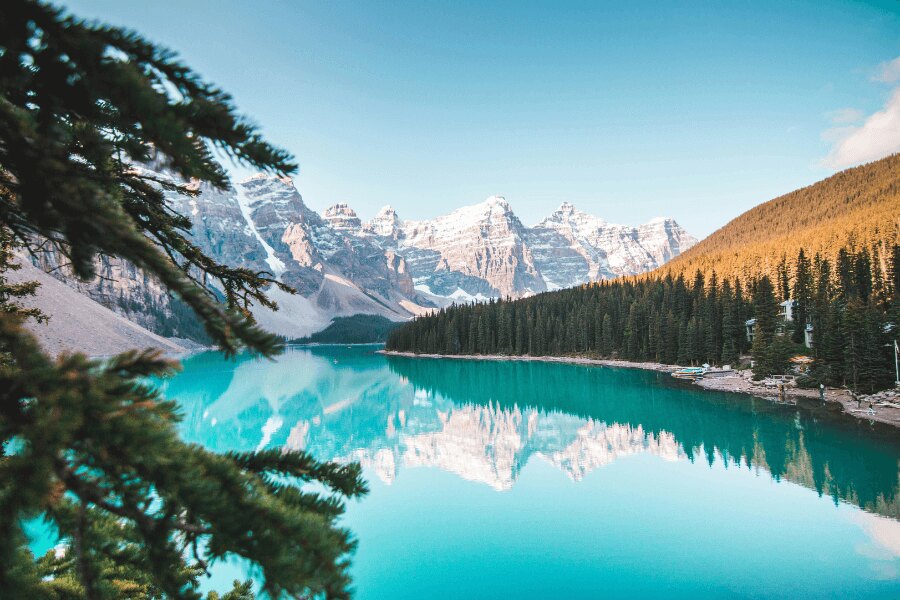 Kanadai természet, tiszta kék tó.
