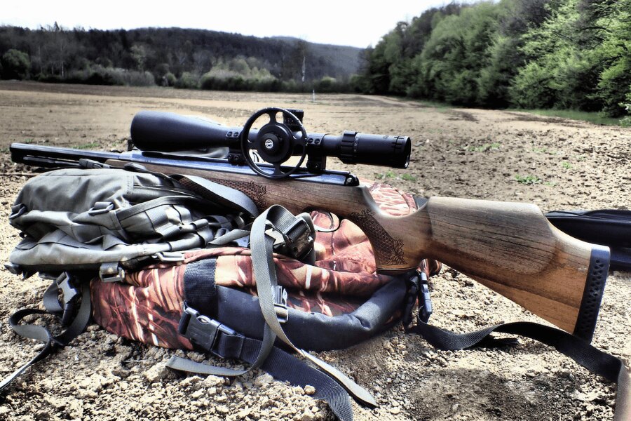 Légpuska optikával, hátizsákkal megtámasztva. Forrás: https://pixabay.com/cs/photos/%C4%8F%C3%A1bel-diabols-airgun-zbra%C5%88-air-4944790/
