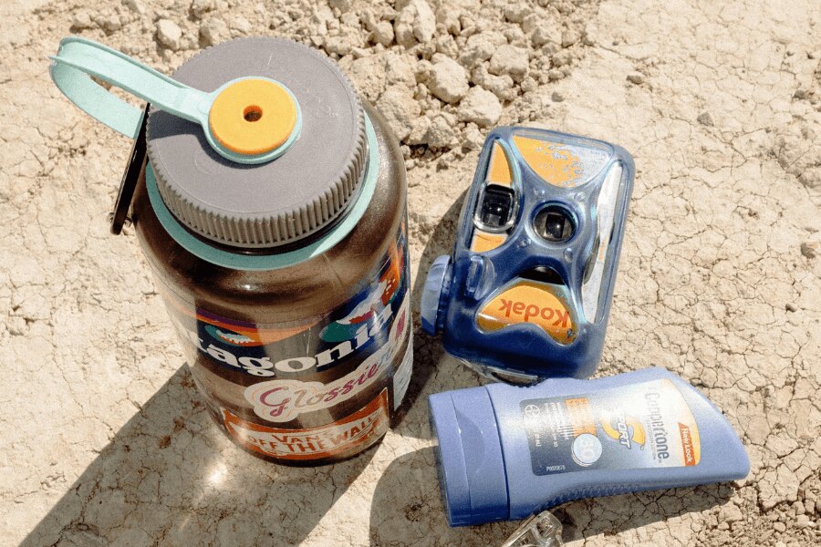 Nalgene üveg és Kodak fényképezőgép.