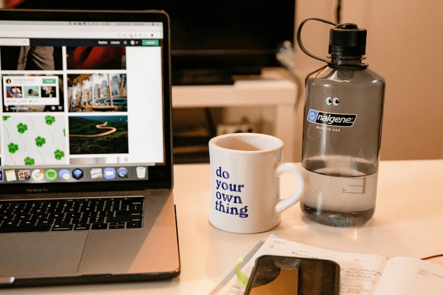 Nalgene palack az irodai asztalon a MacBook mellett. Forrás: https://www.pexels.com/cs-cz/foto/kava-salek-notebook-internet-3959986/