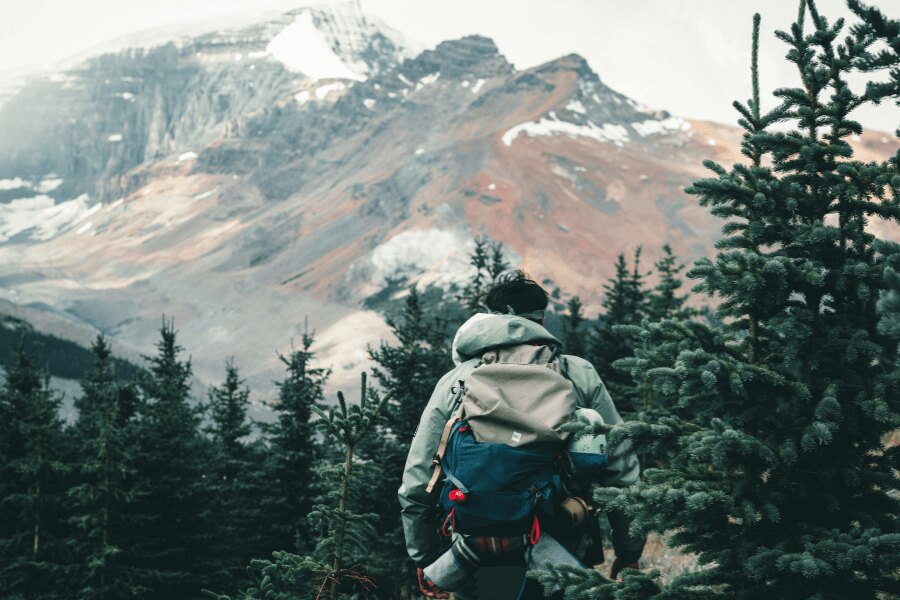 Hegyeken túrázó férfi funkcionális kabátban. Forrás: https://www.pexels.com/cs-cz/foto/snih-osoba-hora-tramp-10772381/
