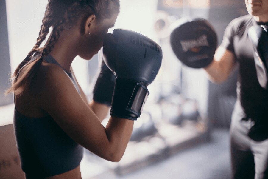 Boksz, önvédelem nőknek. Forrás: https://www.pexels.com/cs-cz/foto/bez-tvare-sport-boj-trenink-4753923/