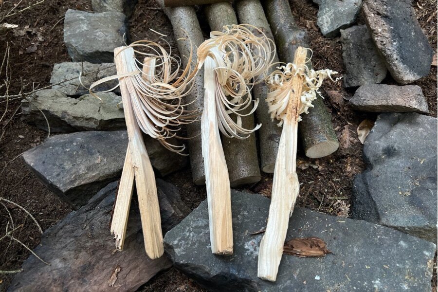Featherstick, vagyis "szőrös faág", a tűzgyújtáshoz használják. Forrás: Sirka