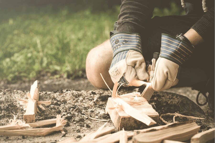 Kesztyűben történő tűzgyújtás kovakő segítségével. Forrás: https://www.pexels.com/cs-cz/foto/167708/