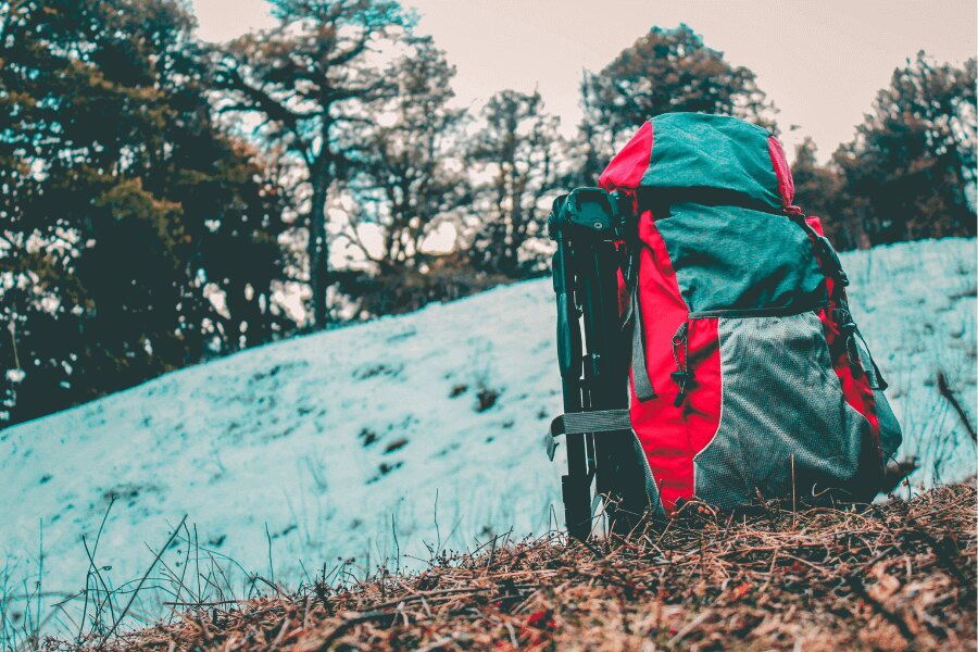Hátizsák a hóban. Forrás: https://www.pexels.com/cs-cz/foto/1178525/