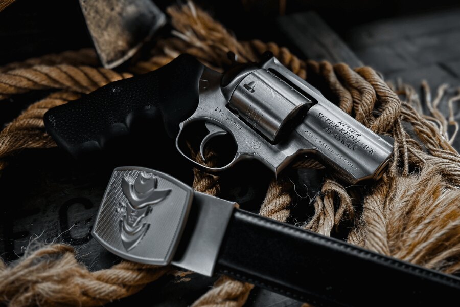 Ruger Super Redhawk Alaskan revolver .454 Casull kaliberben kötélen egy bőröv mellett.