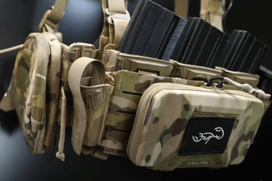 Az első panel Chest Rig Reaper™ Agilite Gear<sup>®</sup>, amely tele van tártartó zsebekkel és Battletech™ telefontartóval: Forrás: Rigad - video