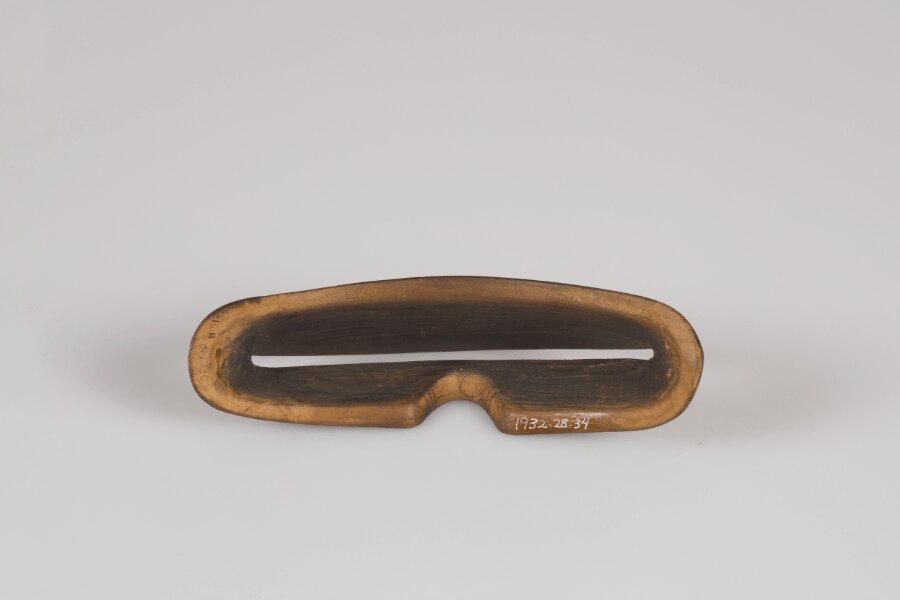 Eszkimó szemüveg: Forrás: https://commons.wikimedia.org/wiki/File:Wooden_Snow_Glasses_Given_to_Charles_and_Anne_Lindbergh_-_DPLA_-_b798fd8b44460bb63c76cbb3367abc33_(page_3).jpg