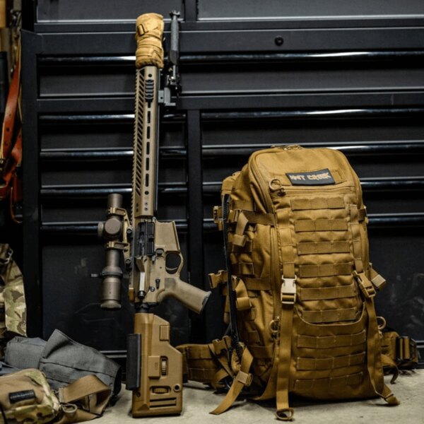 Mission Assault hátizsák Eberlestock® és támadófegyver. Forrás: eberlestock.com, Rigad