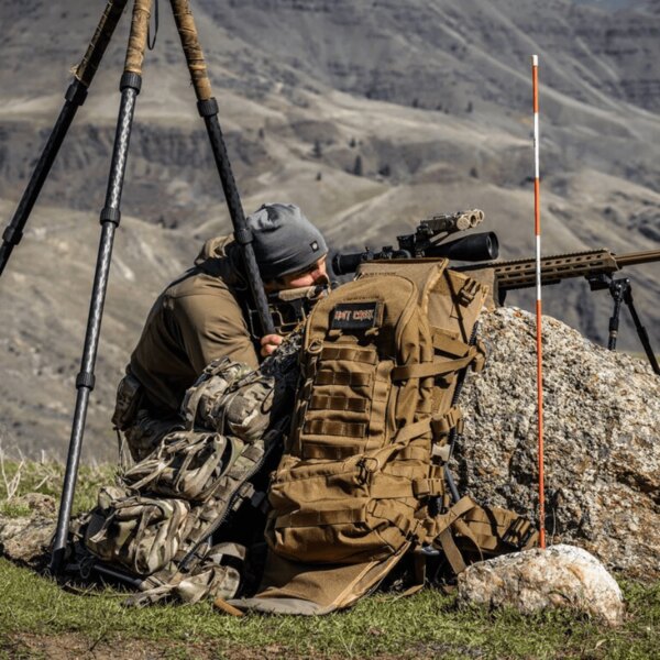 A mesterlövész precíz lövést hajt végre a Mission Assault Eberlestock® taktikai hátizsákkal az EMOD rendszer részeként. Forrás: eberlestock.com, Rigad