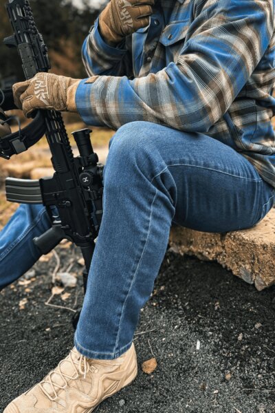 Férfi Treadstone Jeans<sup>®</sup> Helikon-Tex<sup>®</sup> nadrágban, kockás ingben, puskával. Fotó: Rigad