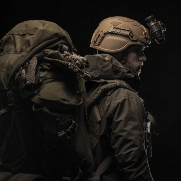 A PGD-MICH Protection Group<sup>®</sup> ballisztikai sisak optikai és tartozék szerelőrendszerrel. Fotó: Protection Group Denmark