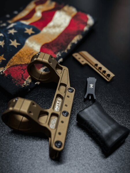 Unity Tactical - moduláris szerelék optikához FDE színben kiegészítőkkel; oldalsó tartozékokhoz való illesztési részletek és alacsony első fogás (hand stop). Foto: Rigad