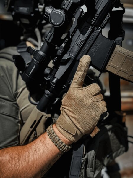 Mechanix taktikai kesztyű puska kezeléséhez. Fotó: Rigad