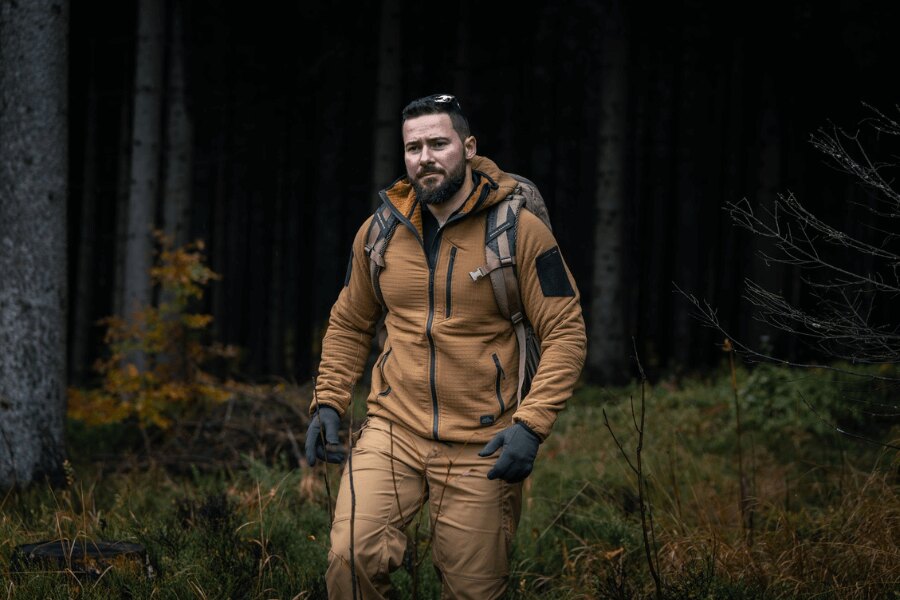 A Helikon-Tex Patriot Pro pulóveres férfi erdei sétája közben – a Stormfleece<sup>®</sup> könnyű és szélálló kialakításának bemutatója. Fotó: Rigad