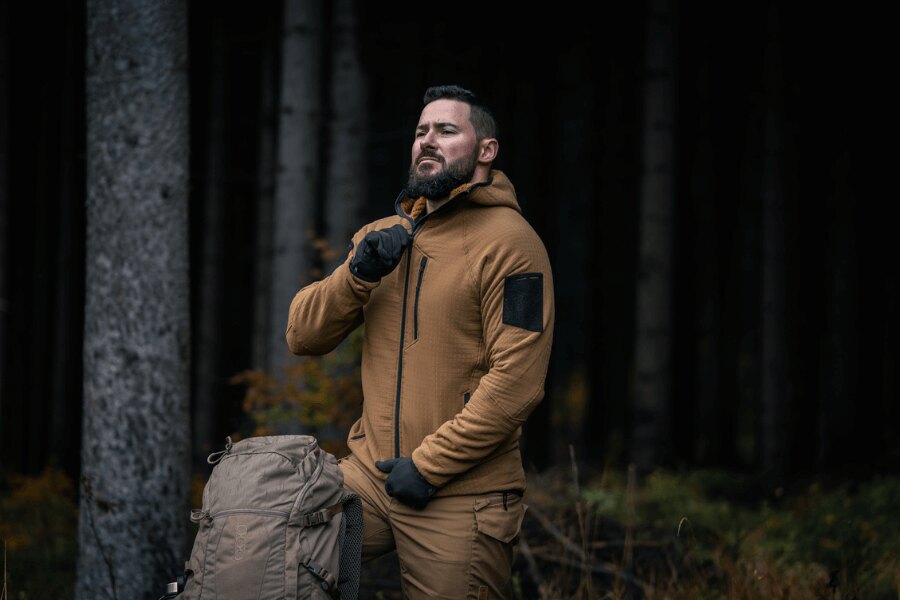 A Helikon-Tex Patriot Pro pulóver YKK<sup>®</sup> kétrészes cipzárjának részlete, magas gallérral és szorosan illeszkedő kapucnival. Fotó: Rigad