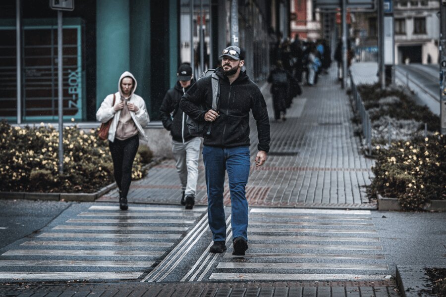 Vu Helikon-Tex Patriot Pro fekete pulóveres férfi sétál a városban – technikai pulóver civil stílusban mindennapi viseletre. Foto: Rigad