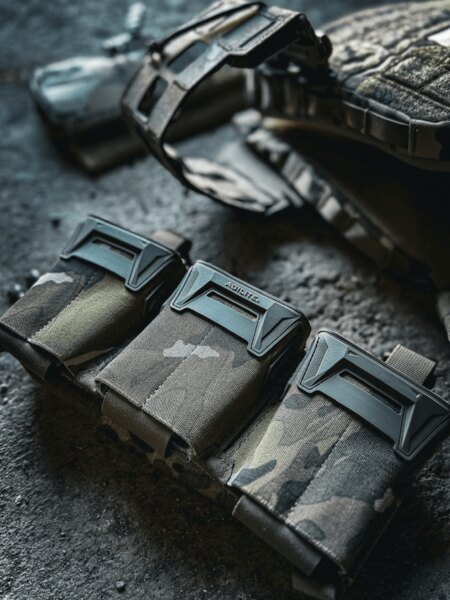 Pincer Placard™ Agilite<sup>®</sup> multicam kivitelben a földre helyezve a K-ZERO SF lemez hordozó mellett. Foto: Rigad