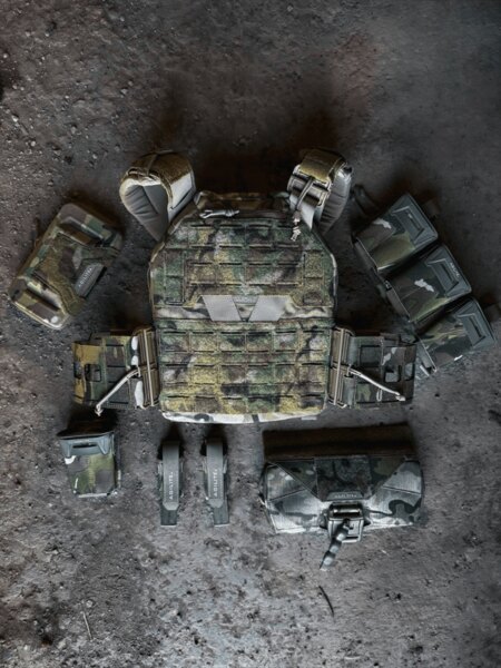 Lemeztartó K-ZERO™ SF Agilite<sup>®</sup> körülvéve tartozékokkal, beleértve a Pincer Placard™ zsebeket, a BattleShell tokot és a Rear Hanger hátsó tokot. Fotó: Rigad